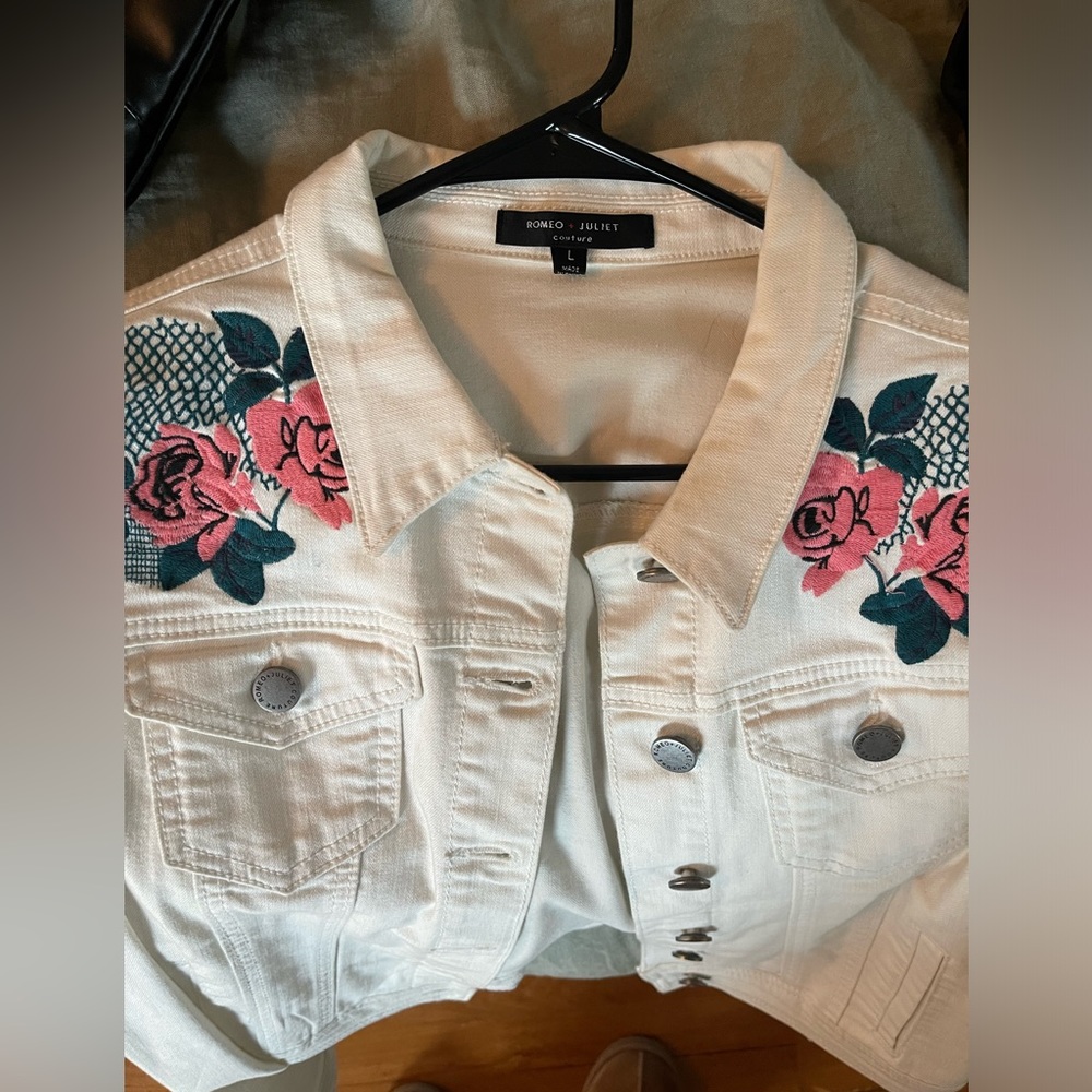 Romeo and Juliet embroidered white Jean jacket
